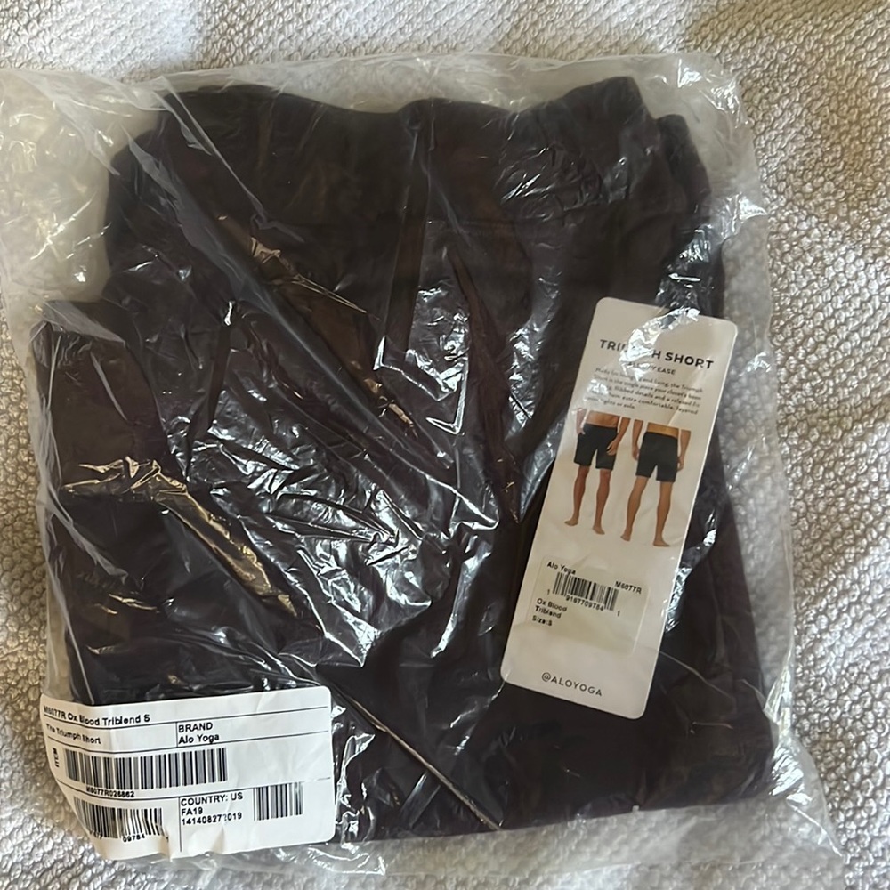 Alo Yoga athletic shorts triumph short oxblood nwt
